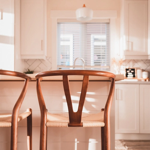 Krzesło drewniane Wicker Color inspirowane Wishbone do jadalni i salonu boho z podłokietnikami