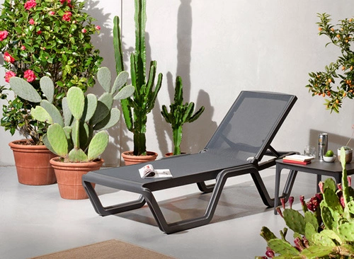 Leżak ogrodowy Vela SCAB Design czarny nowoczesny technopolimer regulowany sztaplowany