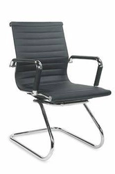 Krzesło biurowe Skid Intesi czarne tapicerowane ekoskóra nowoczesne z podłokietnikami na płozach