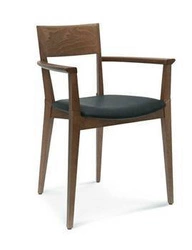 Krzesło drewniane Fameg Fame tapicerowane z podłokietnikami do jadalni lub salonu personalizowane