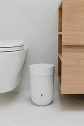 Kosz na śmieci do łazienki Umbra Touch biały nowoczesny z pokrywą 6l