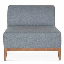 Fotel wypoczynkowy Snug FAMEG bukowy nowoczesny tapicerowany do salonu personalizowany