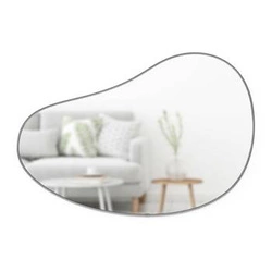 Lustro wiszące nieregularne do przedpokoju Hubba Pebble Umbra nowoczesne metalowe 91x61 cm
