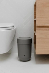 Kosz na śmieci Umbra Touch szary nowoczesny do łazienki z pokrywą 6L