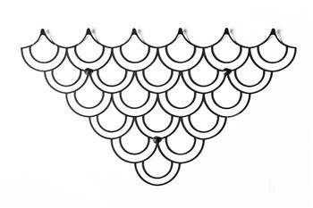 Nowoczesny wieszak ścienny do przedpokoju Husk M czarny metalowy POLYHEDRA 56 cm