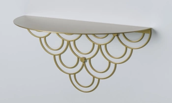 Nowoczesna półka ścienna metalowa Husk złota na książki i dekoracje do salonu POLYHEDRA