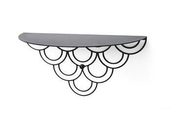 Nowoczesna półka ścienna Husk czarna metalowa na książki i dekoracje do salonu POLYHEDRA