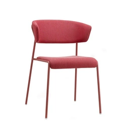 Fotel tapicerowany Lisa SCAB Design wodoodporny czerwony do salonu i jadalni na metalowych nogach