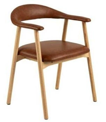 Krzesło do jadalni Addi Actona tapicerowane ekoskóra brązowe z podłokietnikami dąb skandynawskie