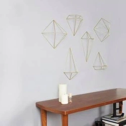 Ozdoba ścienna metalowa Prisma Brass Umbra geometryczna złota dekoracja ścienna do salonu