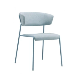 Fotel tapicerowany Lisa SCAB Design wodoodporny niebieski do salonu i jadalni na wysokich nogach
