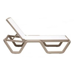 Leżak ogrodowy Vela SCAB Design nowoczesny technopolimer regulowany beżowo-biały na taras