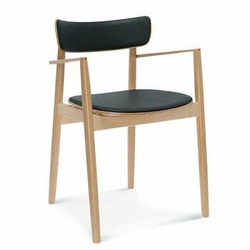 Krzesło tapicerowane Fameg Nopp drewniane z podłokietnikami do jadalni personalizowane