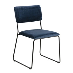 Krzesło tapicerowane Cornelia VIC Actona welurowe granatowe do jadalni i salonu na czarnych nogach