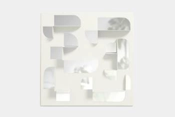 Lustro dekoracyjne Bend białe asymetryczne z półką Umbra do przedpokoju i łazienki